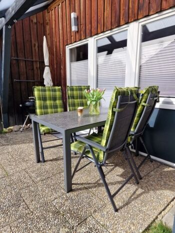 Terrasse mit Grill und Sonnenschirm