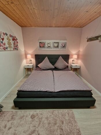 Schlafzimmer 1/ Elternschlafzimmer mit Doppelbett (1,80x2,00m), Nachtkästchen, Schrank, Garderobe, Verdunklungsplissee und Verdunklungsvorhang