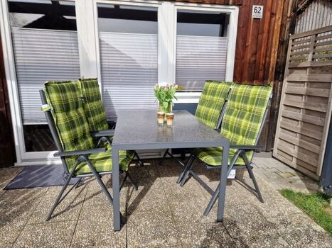 Terrasse mit Grill und Sonnenschirm