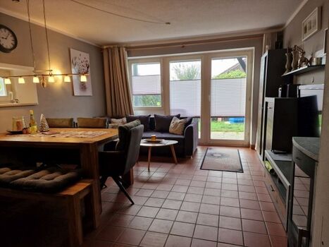 Wohnzimmer mit Esstisch