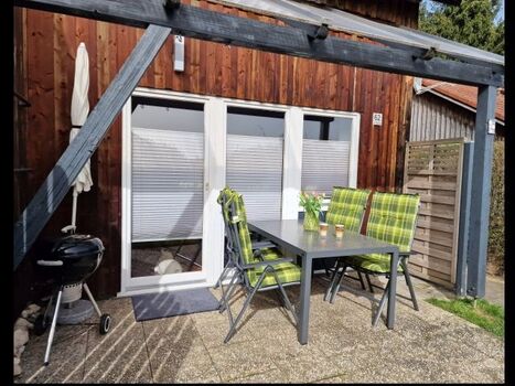 Terrasse mit Grill und Sonnenschirm