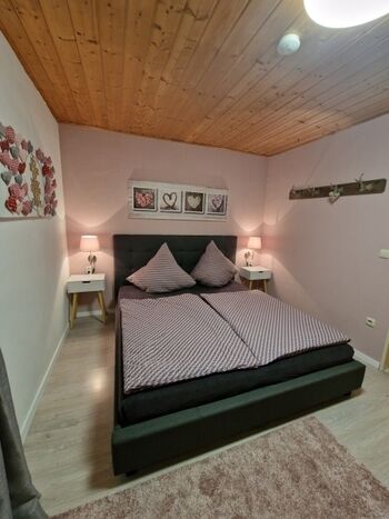 Schlafzimmer 1/ Elternschlafzimmer mit Doppelbett (1,80x2,00m), Nachtkästchen, Schrank, Garderobe, Verdunklungsplissee und Verdunklungsvorhang