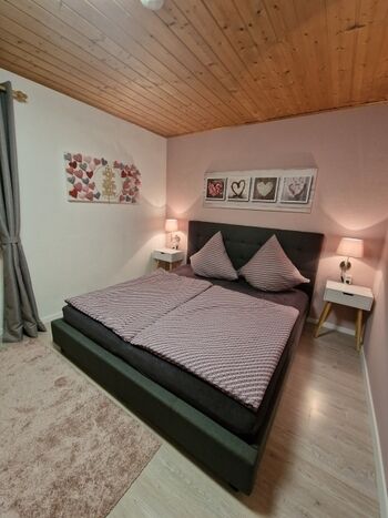 Schlafzimmer 1/ Elternschlafzimmer mit Doppelbett (1,80x2,00m), Nachtkästchen, Schrank, Garderobe, Verdunklungsplissee und Verdunklungsvorhang