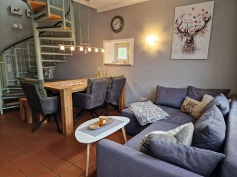 Wohnzimmer mit Esstisch