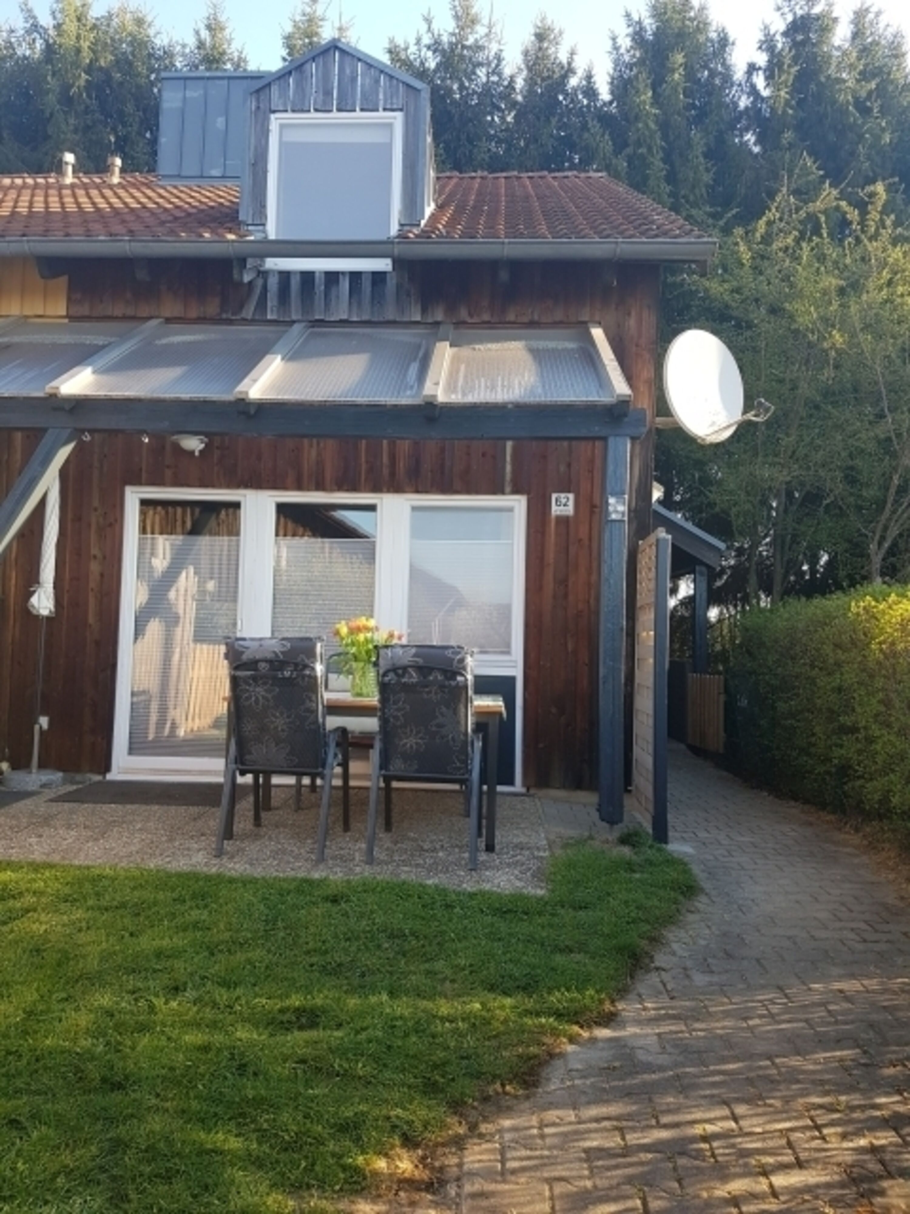 Umzäuntes Grundstück mit Terrasse