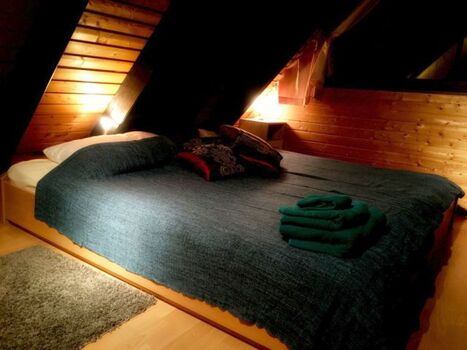 Großes SchlazimmerSchlafzimmer mit Doppelbett 