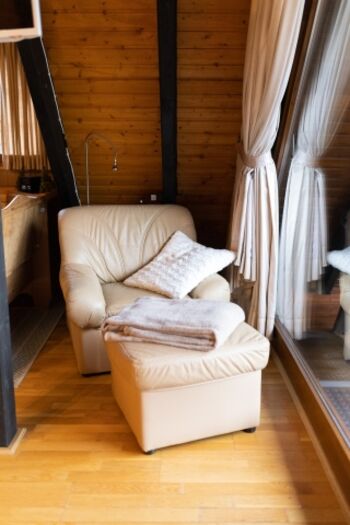 Lesesessel mit Blick in den Garten