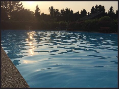 Schwimmbad am Abend