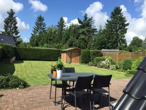 Blick in den hoch eingezäunten, privaten Garten