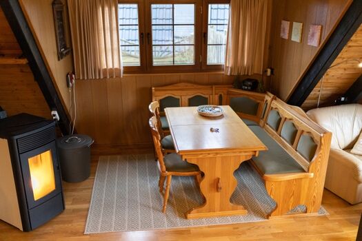 die gemütliche Essecke mit Pelletofen