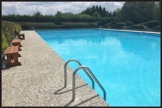 Schwimmbad des Feriendorfes