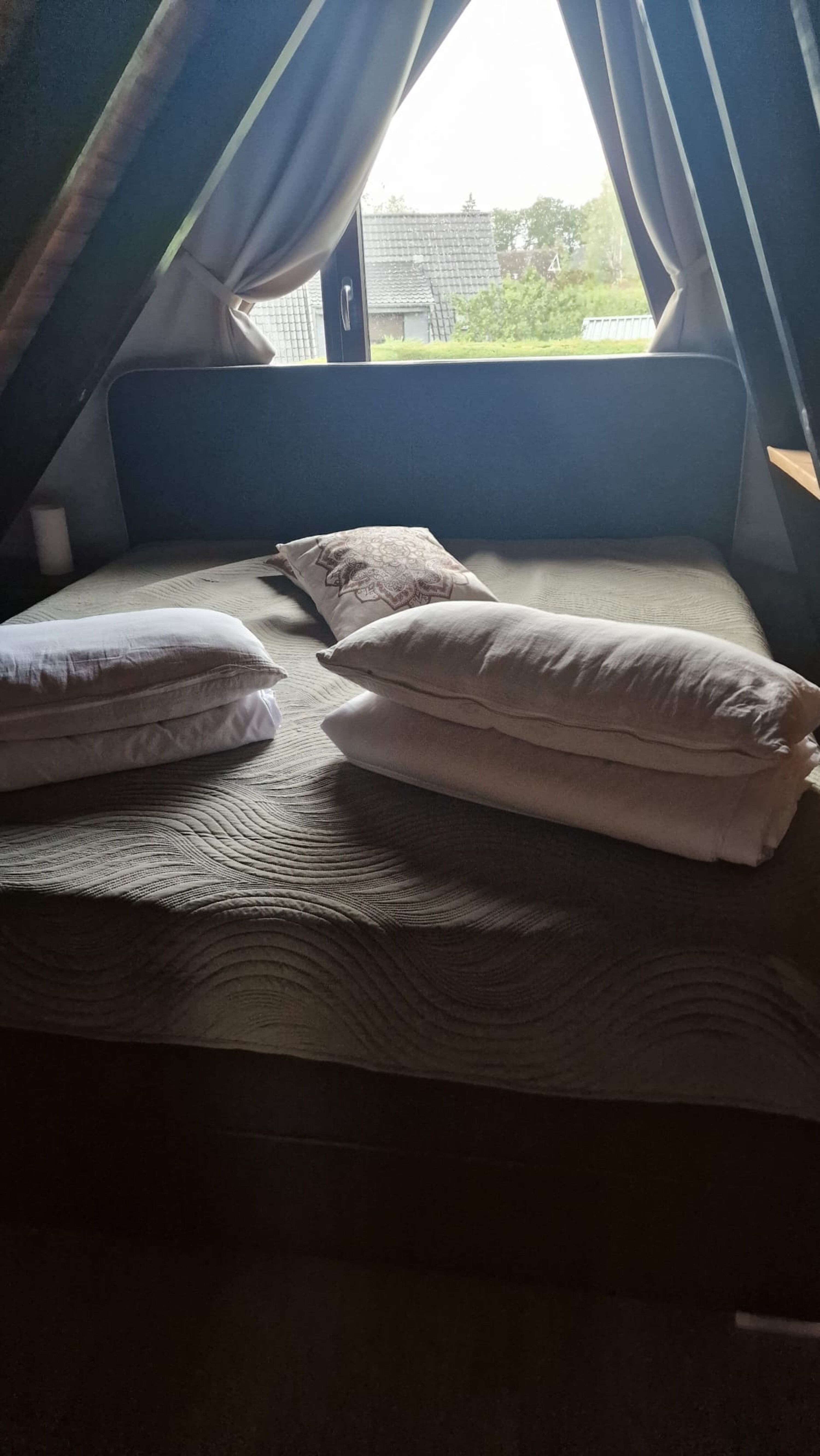 Doppelbett 180/200 im großen Schlafzimmer