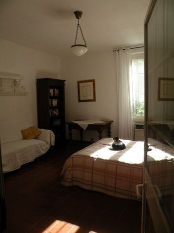 2. Schlafzimmer mit Blick in den Garten