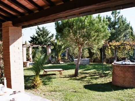 Blick von Terrasse in den privaten Garten