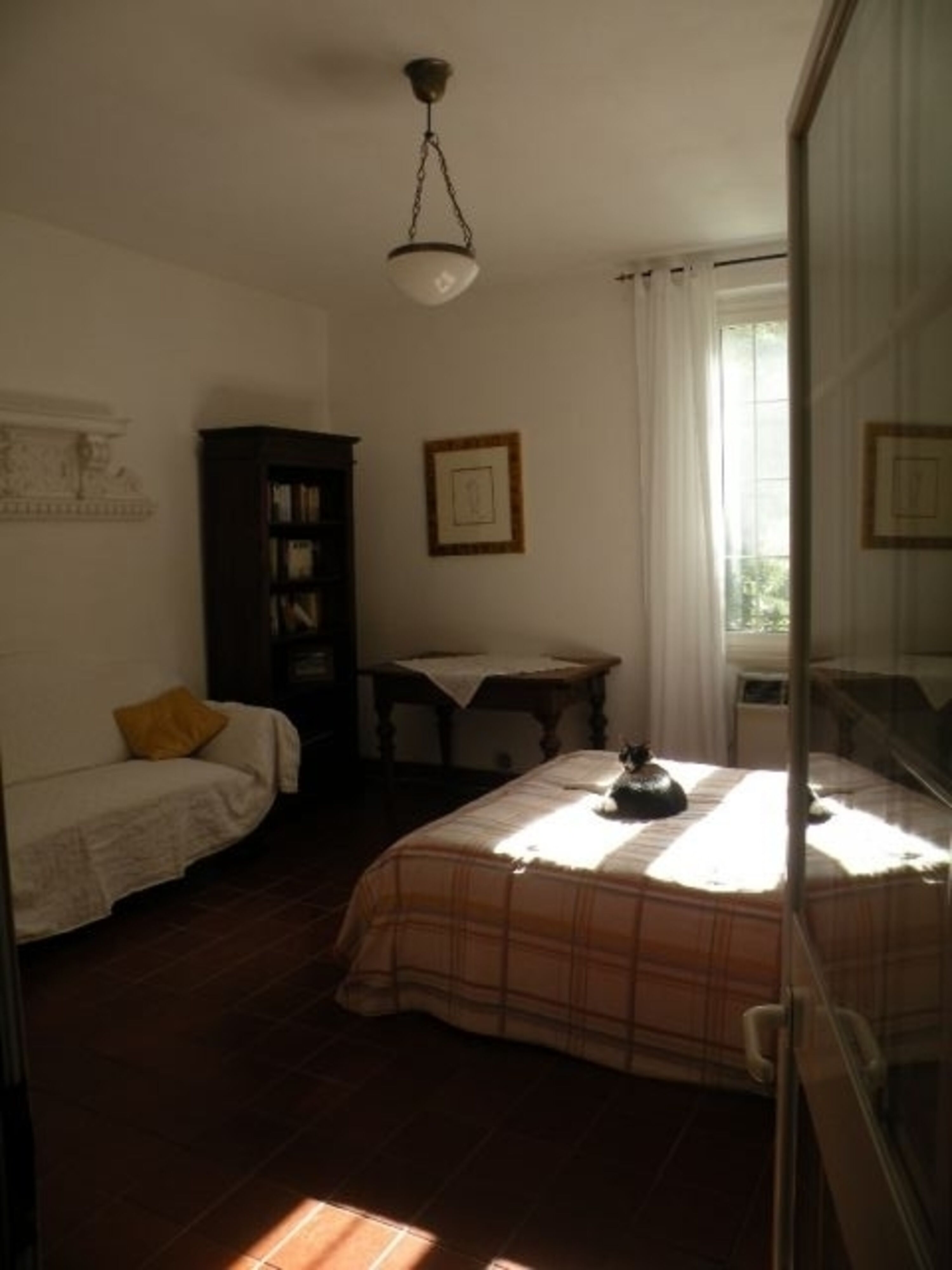 2. Schlafzimmer mit Blick in den Garten