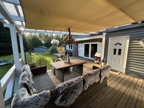 Großer überdachter Außenbereich mit Zugang zum Bauwagen