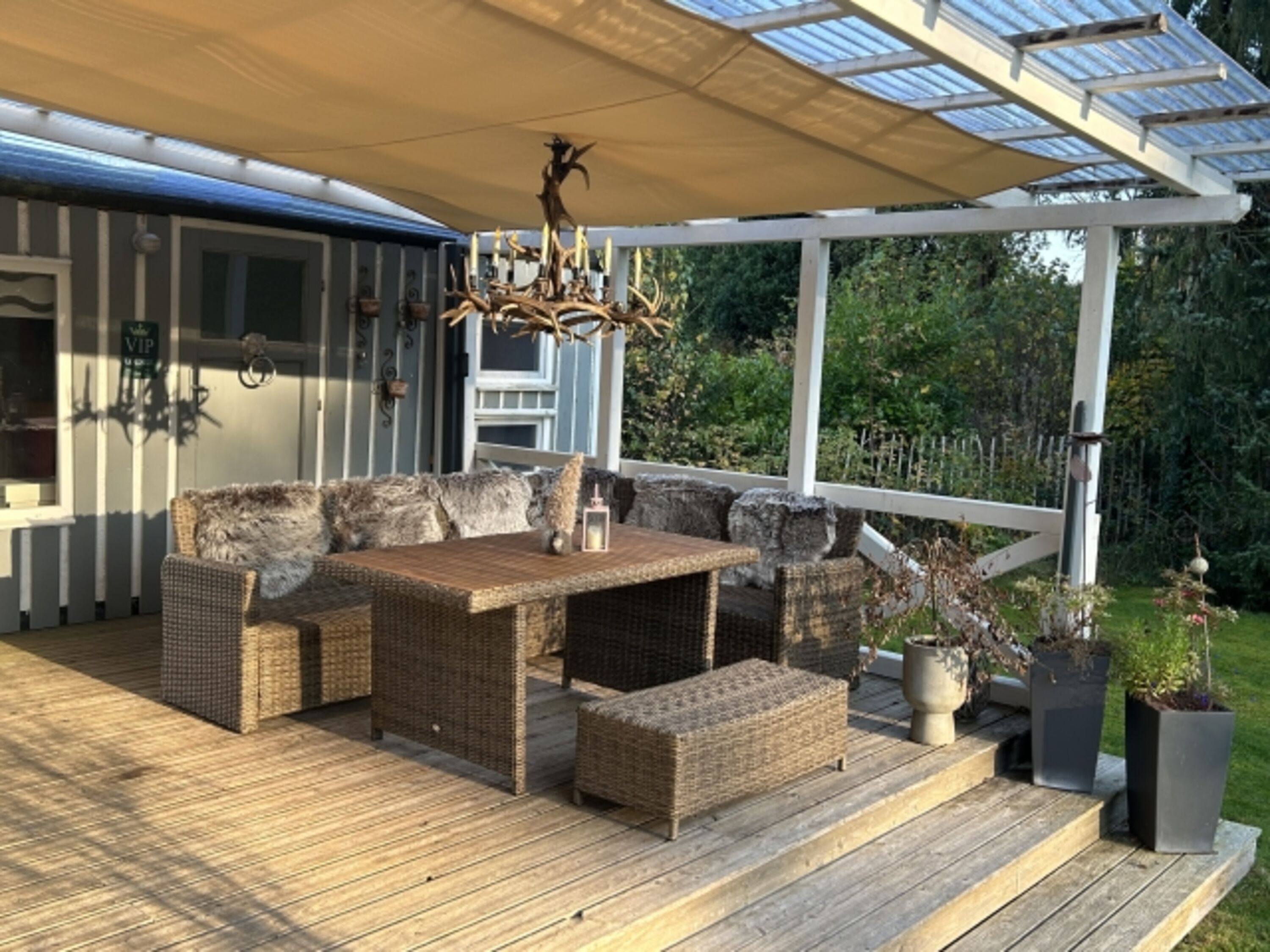Winterdeko der großen Terrasse