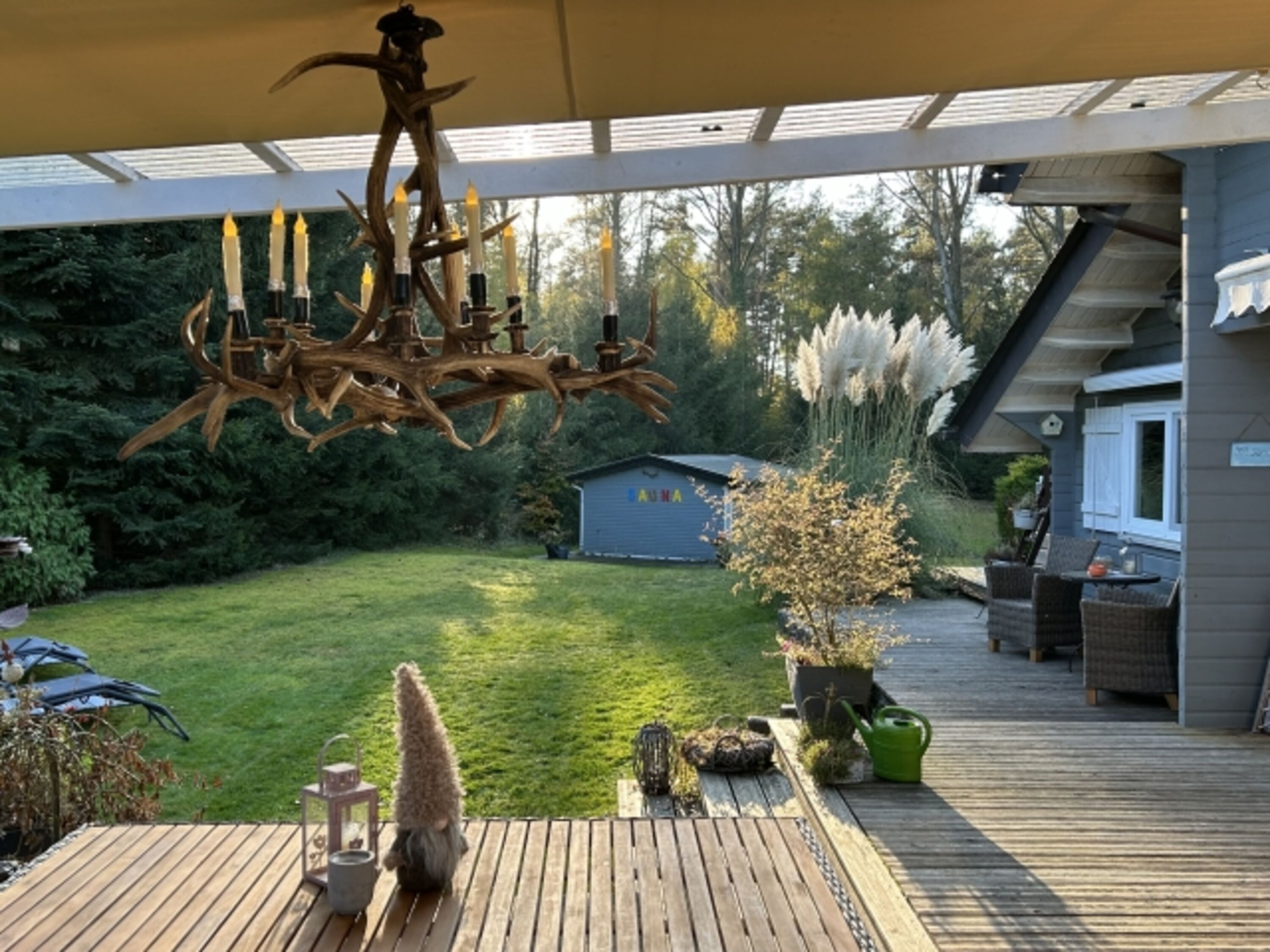 Herbstlicher Blick in den großen Garten
