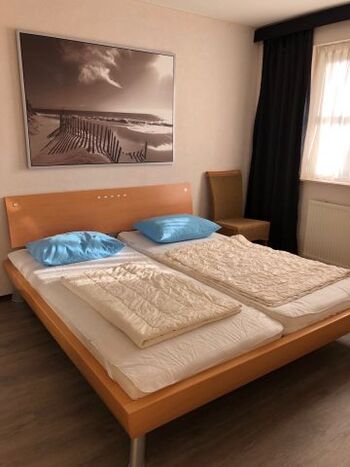 Schlafzimmer 1 im EG mit TV