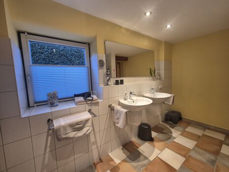 Doppelwaschbecken und Ablage