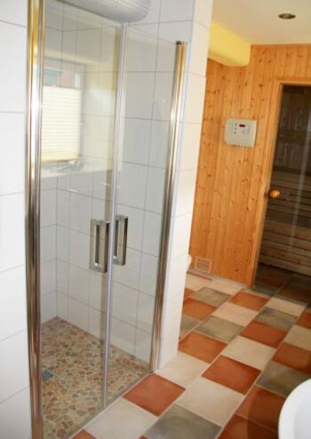 ebenerdige geräumige Dusche