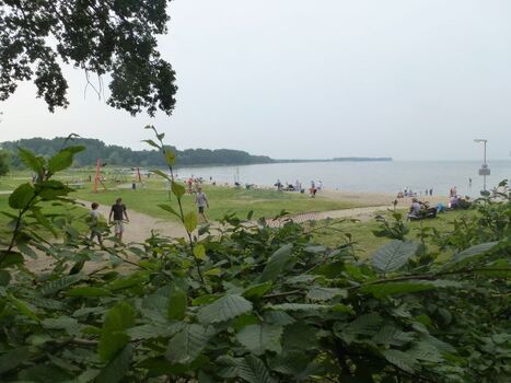 Bewachter Badestrand mit Spielplatz