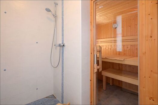 Sauna mit Duschbereich im Erdgeschoss