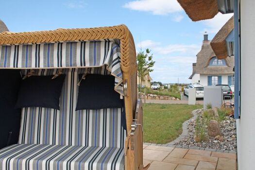 Strandkorb und Relaxliegen laden zum Entspannen ein