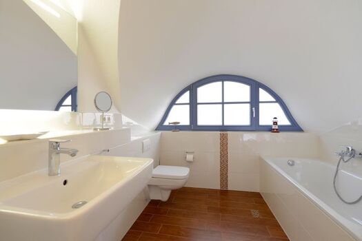 Großes Badezimmer im Obergeschoss