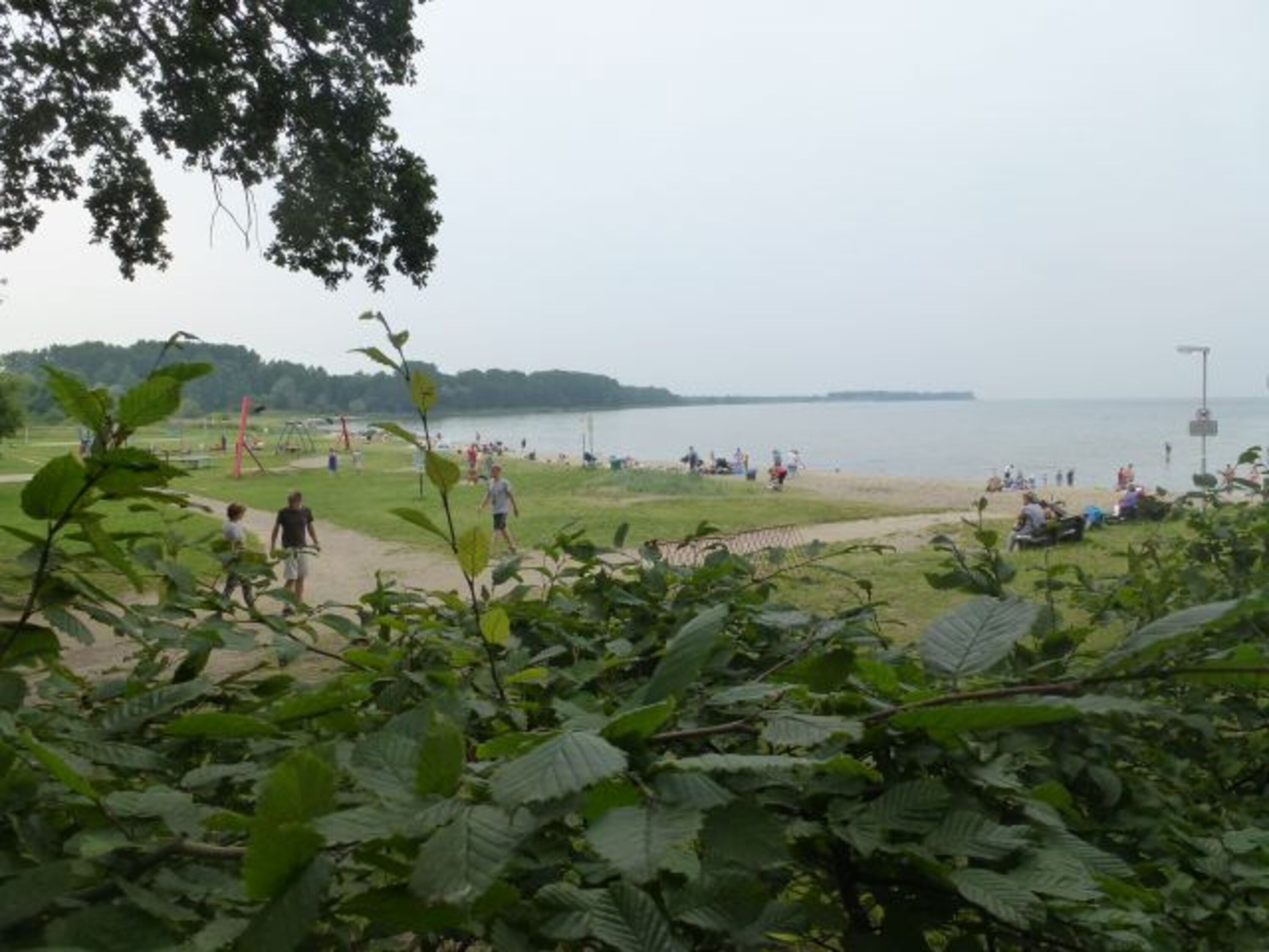 Bewachter Badestrand mit Spielplatz
