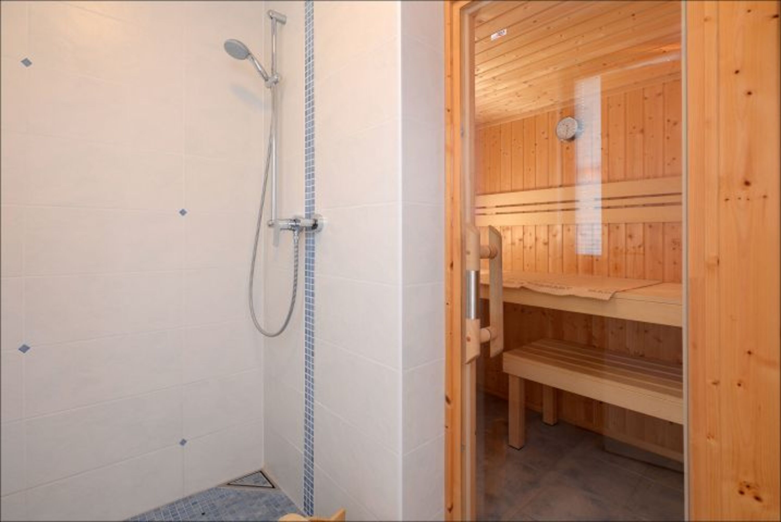 Sauna mit Duschbereich im Erdgeschoss