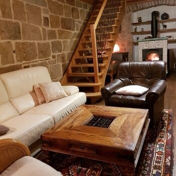 Wohnzimmer mit Kachelofen