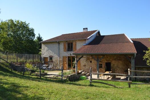 Rückseite des Hauses mit Terrasse und Garten