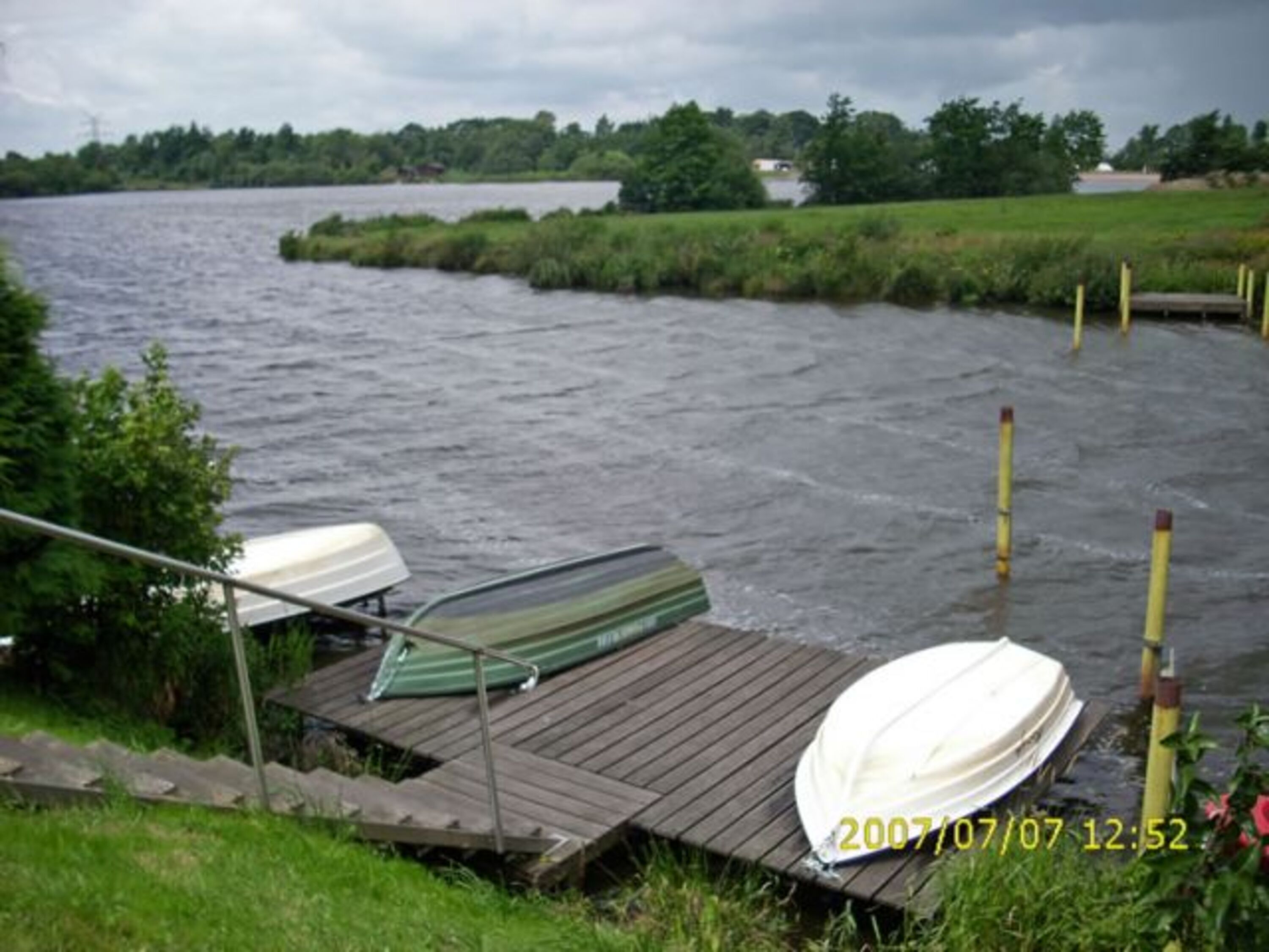 eigener Haussteg mit Boot