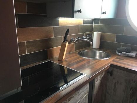 Offene Feuerstelle mit CeranSchutz, Messer zum Ausnehmen vorhanden.