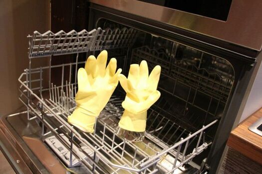 Hihi, ab sofort gibt es keine Spülhände mehr. Die beiden Kerlchen helfen beim Abwasch !