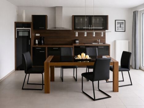 Küchenzeile mit Spülmaschine u. Backofen