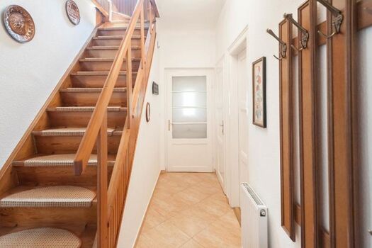 Treppe ins Obergeschoss