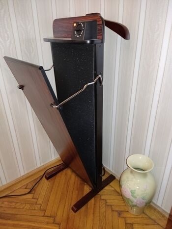 Hosenbügler im Wohnzimmer