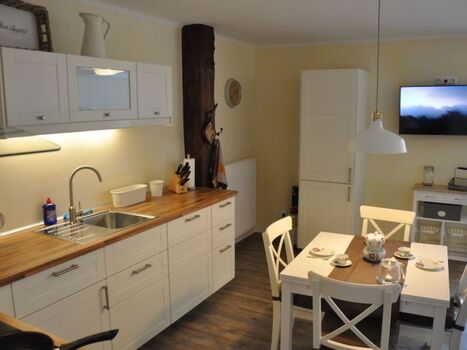 Einbauküche und Essbereich