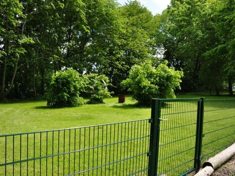extra eingezäuntes Gelände zur Hundebegegnung - gegenüber der FeWoo
