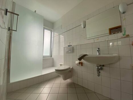 Neu und begehbar: Dusche und Bereich für Deine Geschäftsabschlüsse ;)