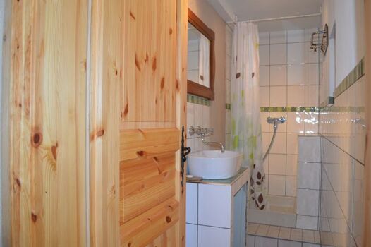 kleines Bad mit Dusche
