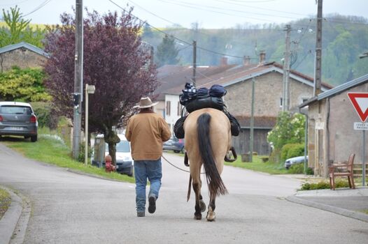 Wanderreiter auf dem Weg nach Paris