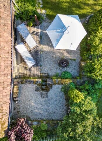 Das Areal der Ferienunterkunft aus der Vogelperspektive – eingebettet in die weite Hohenloher Landschaft