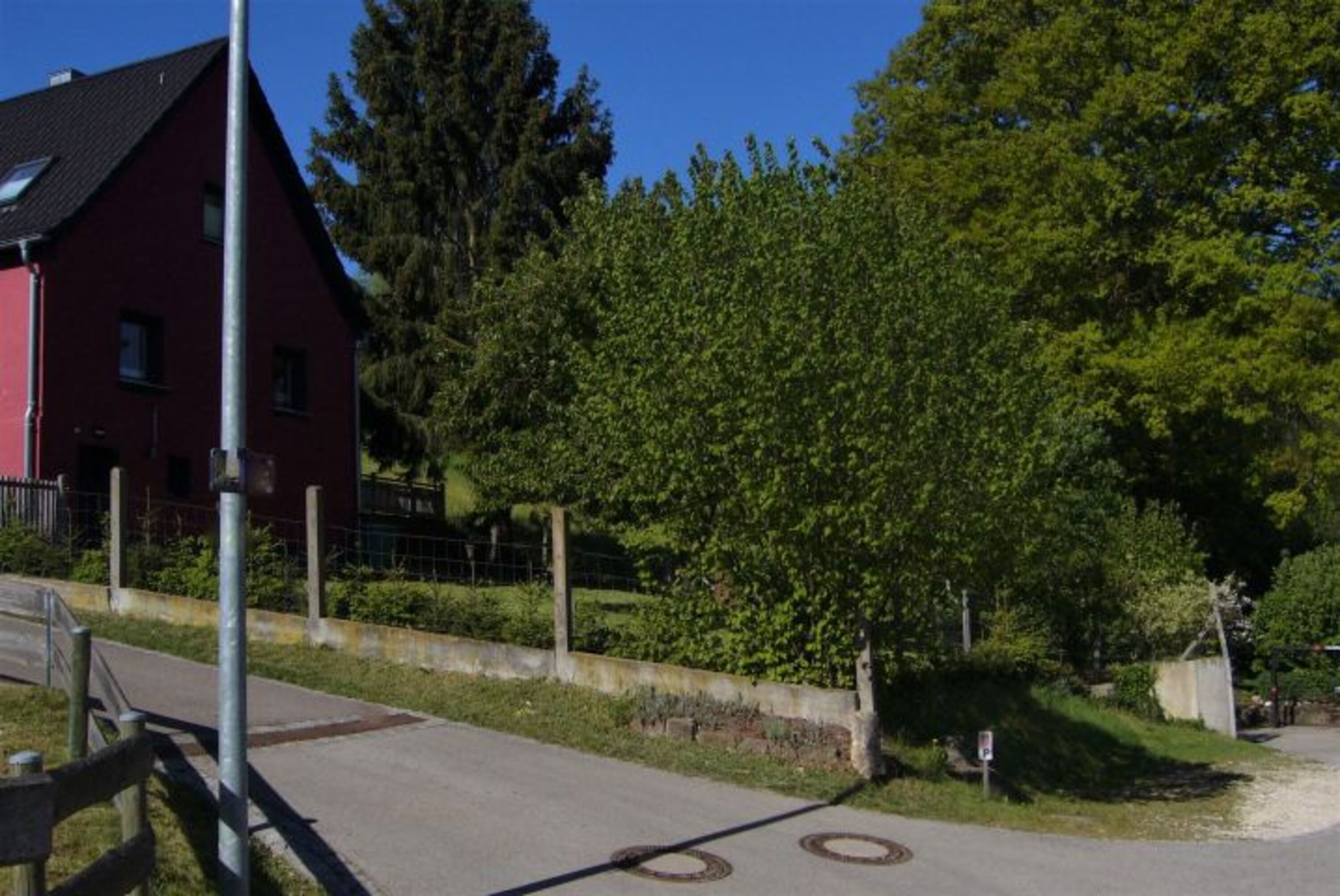  zwei zusätzliche PKW Stellplätze