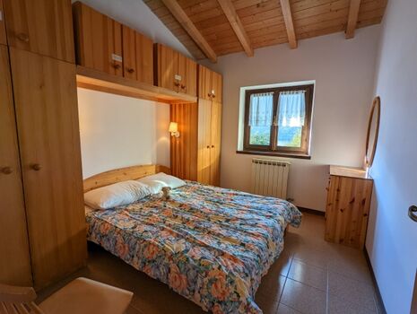 Schlafzimmer mit Doppelbett