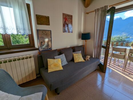 Wohnzimmer mit Ausgang auf den Balkon