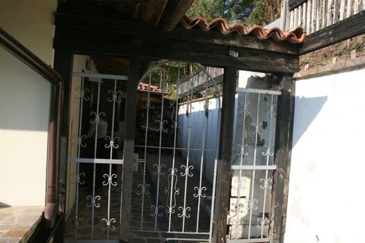 über 2 m hoch eingezäunte Terrasse