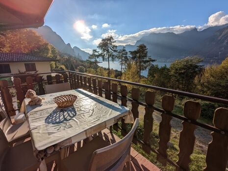 Frühstück auf dem Balkon